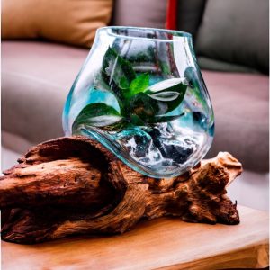 Doğal kütük üzerine el yapımı cam vazo – Bali adasından elde üretilmiş özgün tasarım.