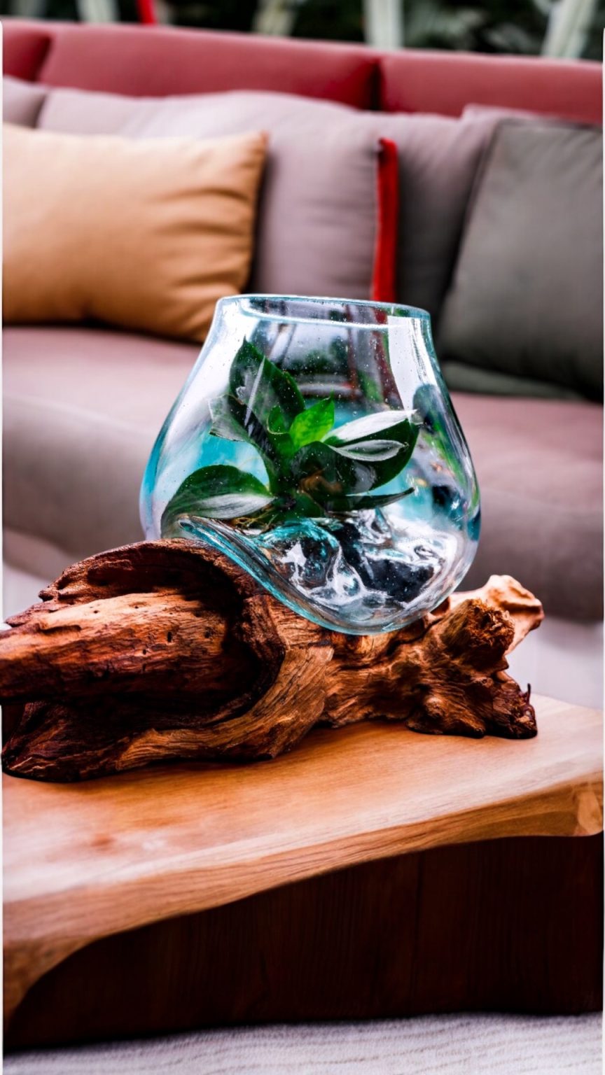 Doğal kütük üzerine el yapımı cam vazo – Bali adasından elde üretilmiş özgün tasarım.