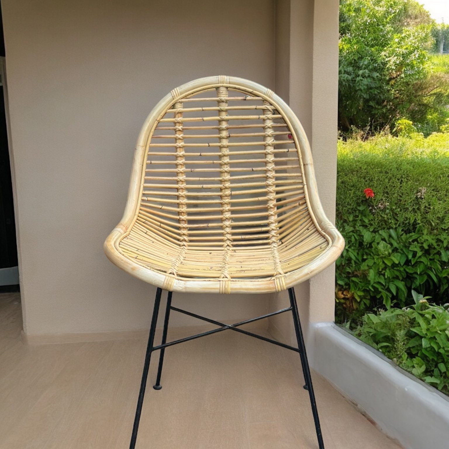 Doğal rattan el işçiliği demir ayaklı sandalye – Bali Decor