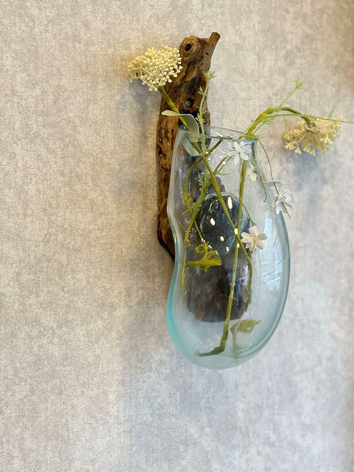 Doğal kütük üzerine cam üfleme el yapımı duvar vazosu – Bali Decor