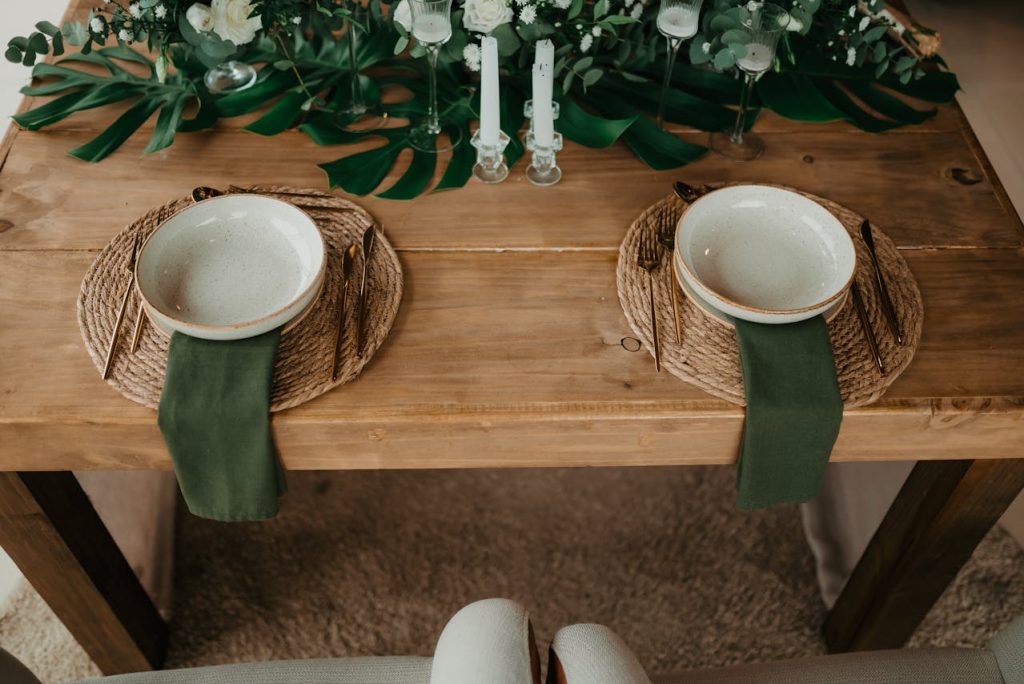 Modern bir salonda odak noktası olarak konumlandırılmış, doğal dokusu korunmuş masif Bali Decor ahşap yemek masası ve el yapımı aksesuarların detayı.