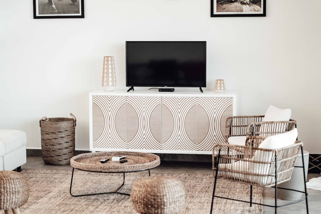 Oturma odasında kullanılan el yapımı rattan mobilyalar ve tropikal bitkilerle oluşturulmuş modern Bali Decor konsepti.