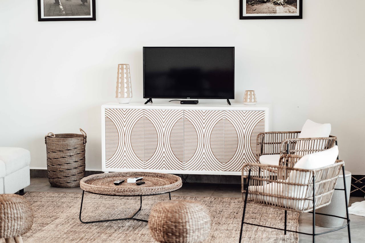 Oturma odasında kullanılan el yapımı rattan mobilyalar ve tropikal bitkilerle oluşturulmuş modern Bali Decor konsepti.