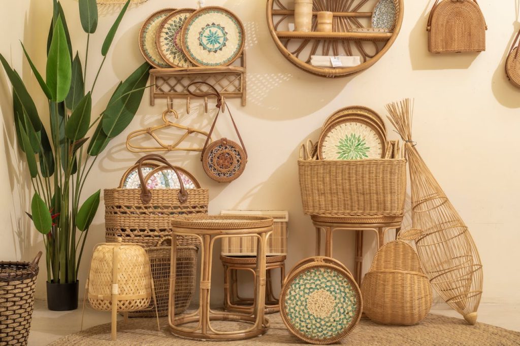 Oturma odasında sergilenen el yapımı oymalı ahşap panel ve rattan sepetlerden oluşan modern Bali Decor konsepti
