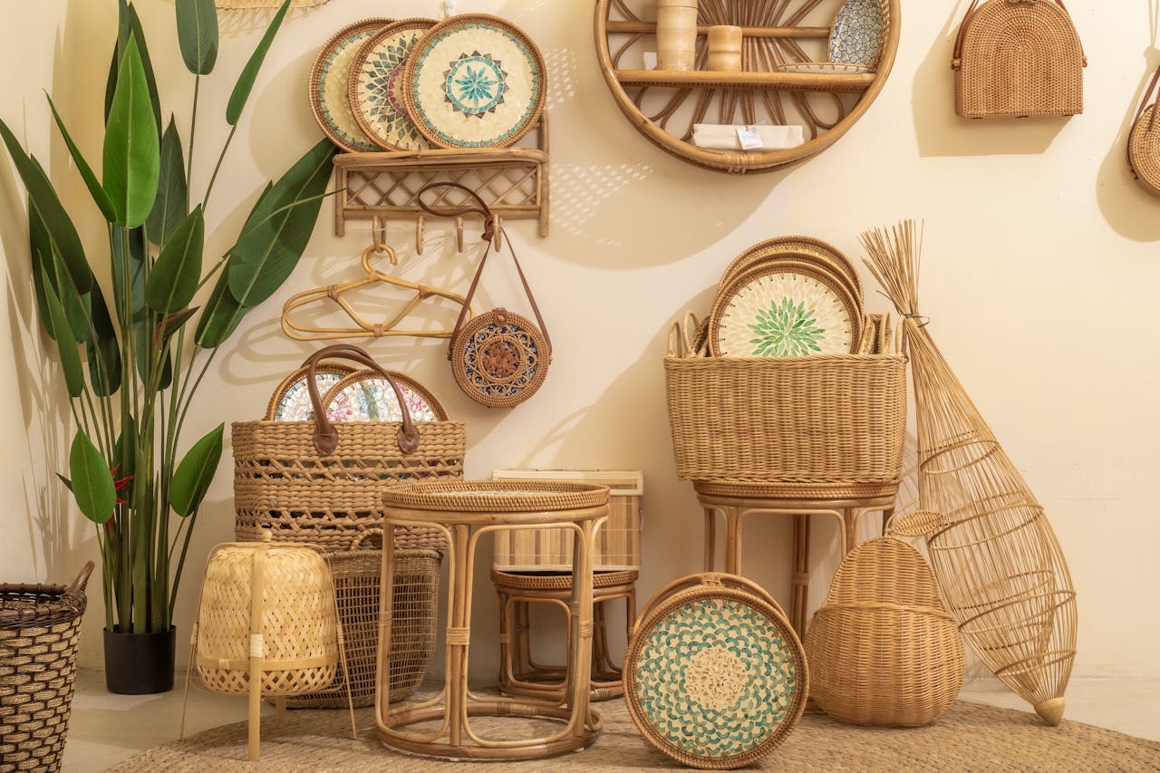 Oturma odasında sergilenen el yapımı oymalı ahşap panel ve rattan sepetlerden oluşan modern Bali Decor konsepti