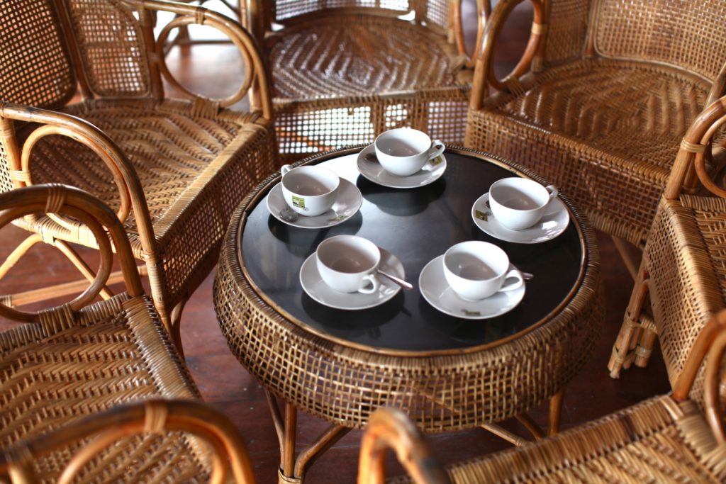 Sürdürülebilir kaynaklardan el işçiliğiyle üretilen ekolojik bir Bali Decor bambu sehpa ve geri dönüştürülmüş ahşap oturma grubu.