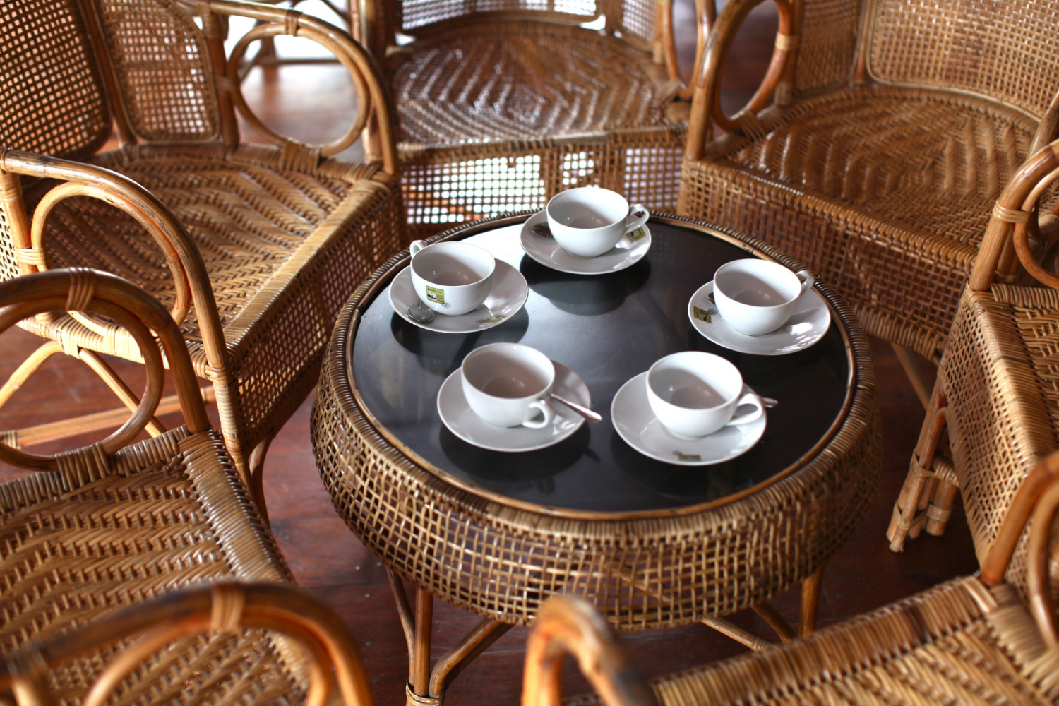 Sürdürülebilir kaynaklardan el işçiliğiyle üretilen ekolojik bir Bali Decor bambu sehpa ve geri dönüştürülmüş ahşap oturma grubu.