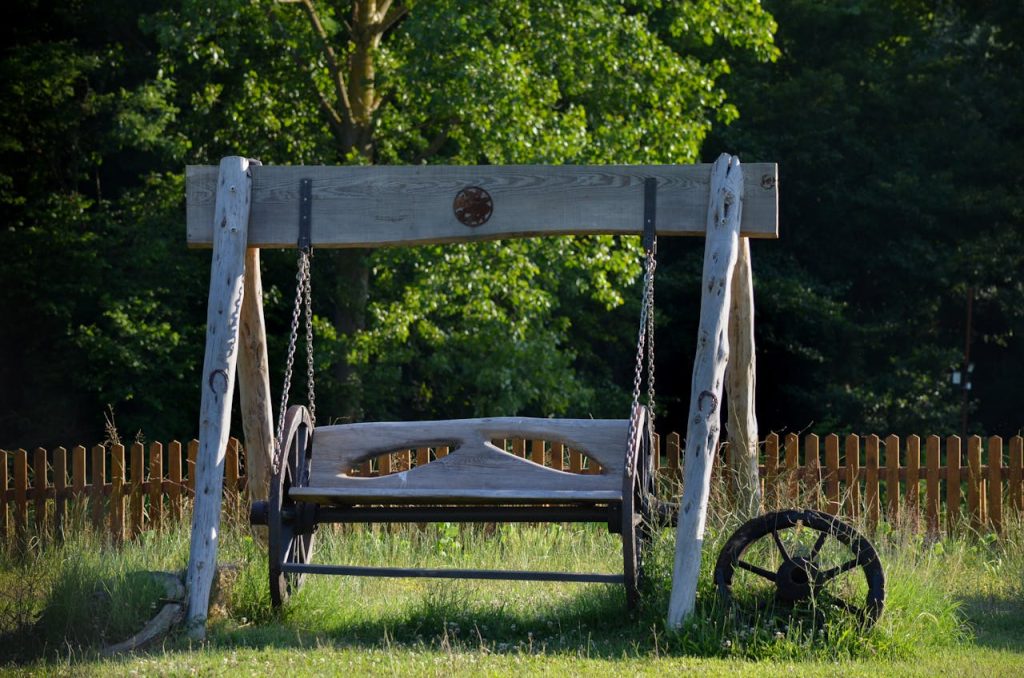 Bahçede lüks bir dinlenme alanı yaratan el yapımı Bali Decor ahşap bahçe salıncağı tasarımı.