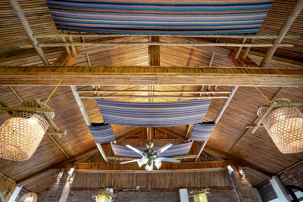 Sıcak bir atmosfer yaratan el yapımı Bali Decor bambu sarkıt lamba ve egzotik aydınlatma tasarımı.