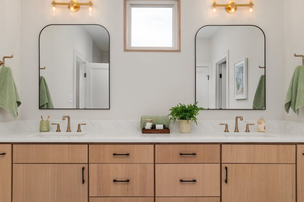 Banyoda doğal bir atmosfer yaratan, rattan detaylı ve masif ahşap Bali Decor banyo dolabı tasarımı.