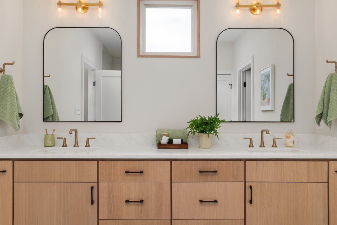 Banyoda doğal bir atmosfer yaratan, rattan detaylı ve masif ahşap Bali Decor banyo dolabı tasarımı.