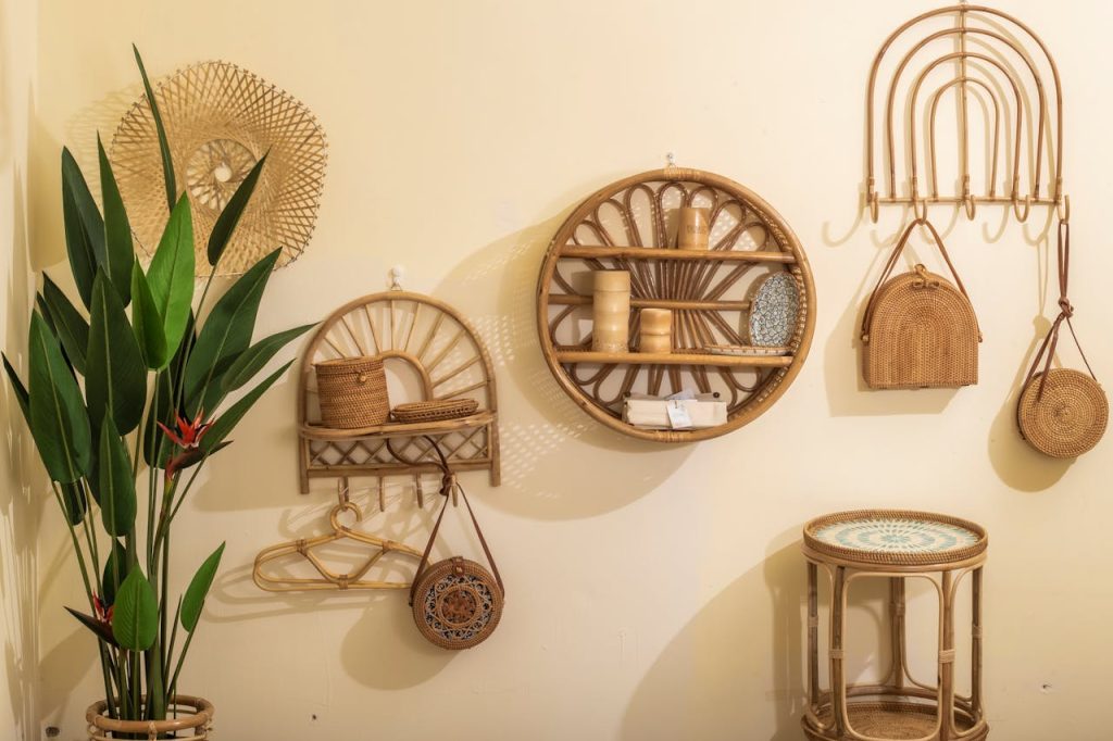 Doğal rattan ve ahşap dokusuyla öne çıkan el yapımı Bali Decor tropikal duvar rafı tasarımı.