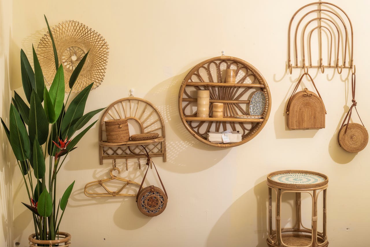 Doğal rattan ve ahşap dokusuyla öne çıkan el yapımı Bali Decor tropikal duvar rafı tasarımı.